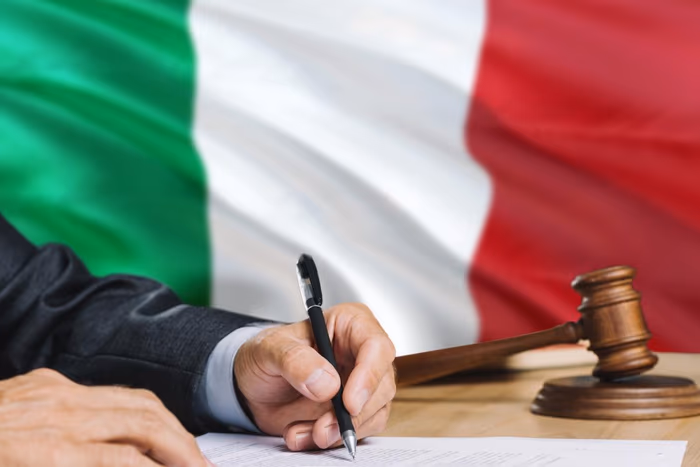 Martelletto del tribunale con bandiera italiana